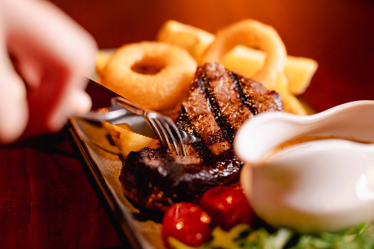 Cutting Pub Classic Steak, delicious food at Bonnie Rogues Cardiff